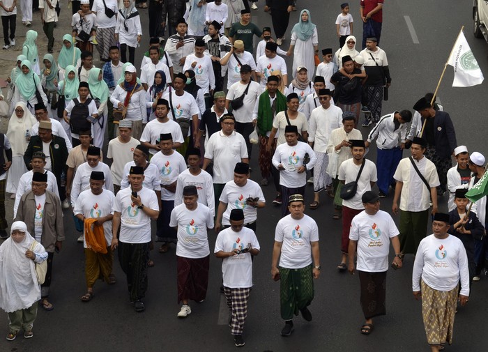 Sejumlah peserta mengikuti jalan Sehat Santri Sarungan yang diselenggarakan Kementerian Agama Wilayah Provinsi Lampung di Bandar Lampung, Lampung, Minggu (15/10/2023). Jalan sehat mengenakan sarung dengan tema Jihad Santri Jayakan Negeri tersebut dalam rangka memeriahkan Hari Santri Nasional 2023. ANTARA FOTO/Ardiansyah/YU