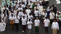 Jalan sehat mengenakan sarung dengan tema Jihad Santri Jayakan Negeri tersebut dalam rangka memeriahkan Hari Santri Nasional 2023.