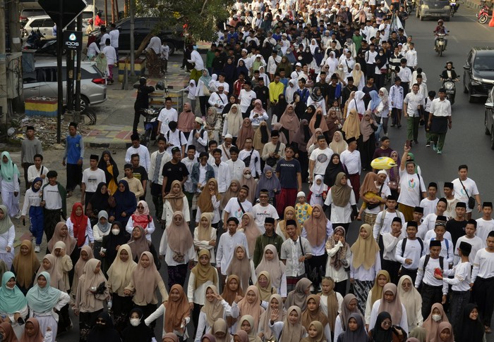 Sejumlah peserta mengikuti jalan Sehat Santri Sarungan yang diselenggarakan Kementerian Agama Wilayah Provinsi Lampung di Bandar Lampung, Lampung, Minggu (15/10/2023). Jalan sehat mengenakan sarung dengan tema Jihad Santri Jayakan Negeri tersebut dalam rangka memeriahkan Hari Santri Nasional 2023. ANTARA FOTO/Ardiansyah/YU