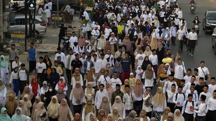 Sejumlah peserta mengikuti jalan Sehat Santri Sarungan yang diselenggarakan Kementerian Agama Wilayah Provinsi Lampung di Bandar Lampung, Lampung, Minggu (15/10/2023). Jalan sehat mengenakan sarung dengan tema Jihad Santri Jayakan Negeri tersebut dalam rangka memeriahkan Hari Santri Nasional 2023. ANTARA FOTO/Ardiansyah/YU