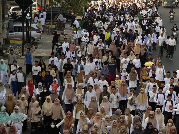 Ratusan Santri di Lampung Ikuti Jalan Sehat Sarungan