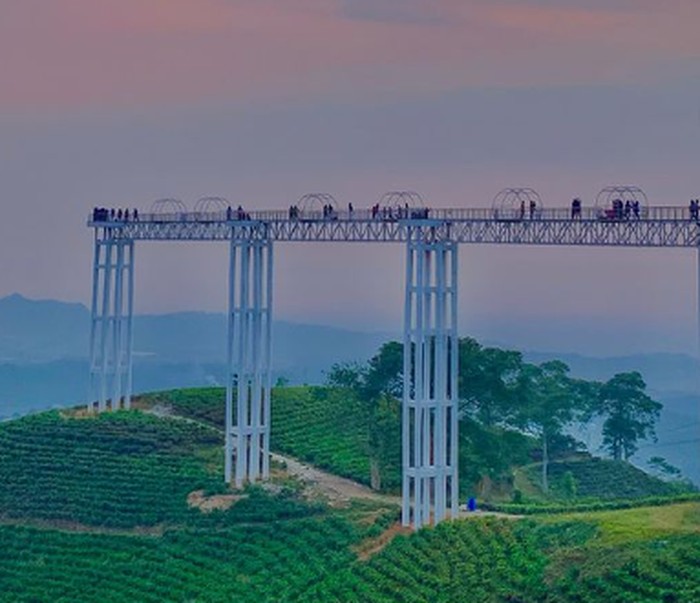 jembatan kaca Kemuning Sky Hills.