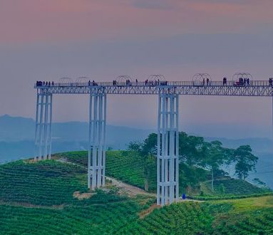 jembatan kaca Kemuning Sky Hills.