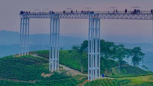 jembatan kaca Kemuning Sky Hills.