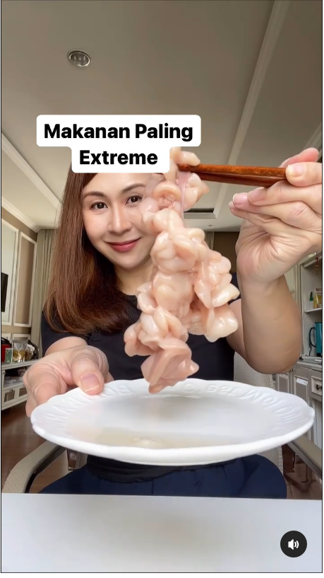 Food influencer Sibungbung cobain kantong sperma ikan atau shiroku.