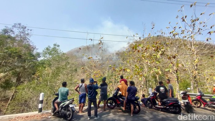 Kondisi Gunung Roto yang terbakar di Kokap, Kulon Progo, Minggu (15/10).