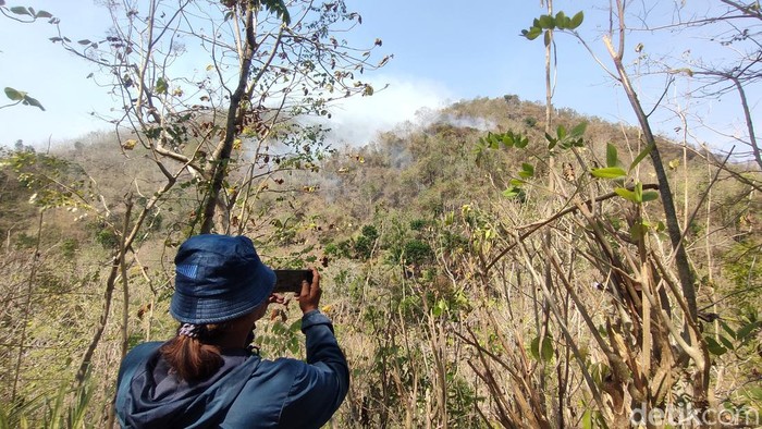 Kondisi Gunung Roto yang terbakar di Kokap, Kulon Progo, Minggu (15/10).