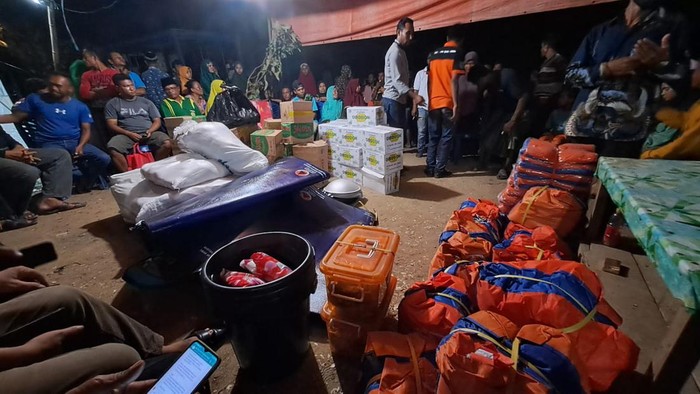Para korban kebakaran rumah di Bima mendapat bantuan tanggap darurat.