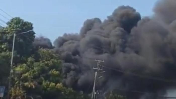 Kebakaran di Simpang 5 Mandai Makassar, Sulsel.