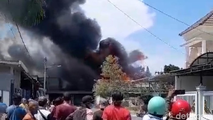 Kebakaran gudang cat di Sidoarjo.