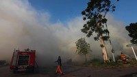 Sebanyak delapan kendaraan pemadam kebakaran dikerahkan untuk memadamkan api yang membakar lahan kosong di samping perumahan Lotus Gardens.