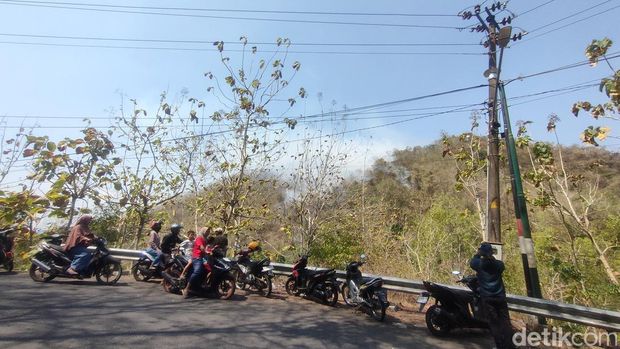 Kondisi Gunung Roto yang terbakar di Kokap, Kulon Progo, Minggu (15/10).