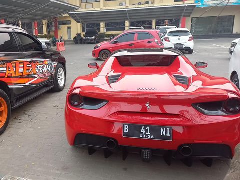 Kedua mobil itu sementara ditahan hingga selesai persidangan tilang