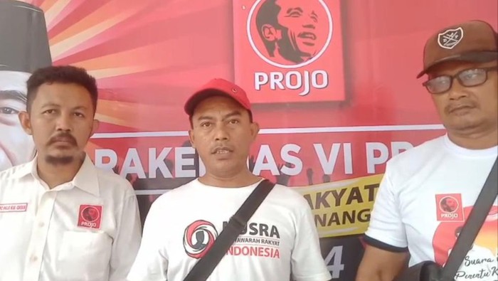 Ketua PAC Projo Kecamatan Babakan, Kabupaten Cirebon, Rahmat (tengah) meminta atas pernyataannya yang mendukung Ganjar Pranowo sebagai Bacapres 2024