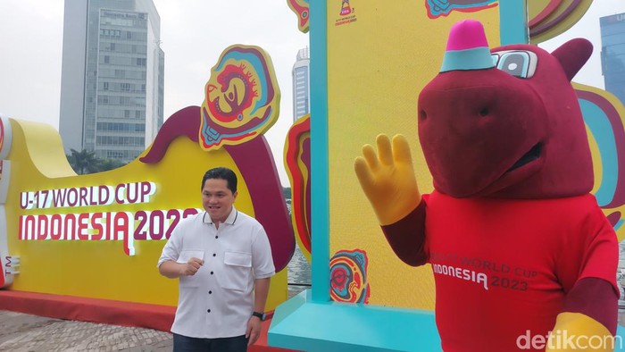 Ketua PSSI Erick Thohir meninjau lokasi trofi Piala Dunia U-17 2023 dipamerkan di Bundaran HI, Jakpus (Rumondang/detikcom)