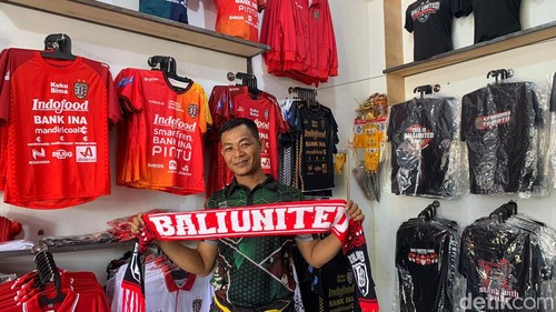 Komang Gede Wijaya, penjual merchandise Bali United di sekitar Stadion Kapten I Wayan Dipta Gianyar, Jumat (13/10/2023). (Siti Muámalah)