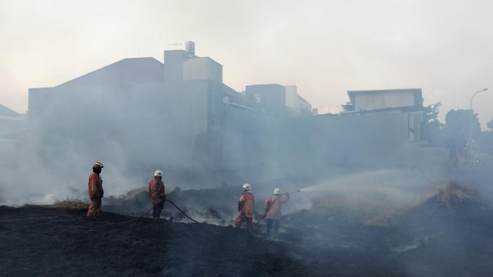 lahan kosong di Perumahan Lotus Gardens terbakar