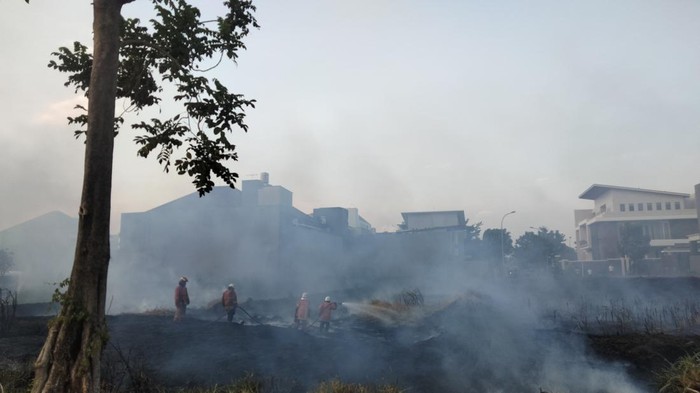 lahan kosong di Perumahan Lotus Gardens terbakar