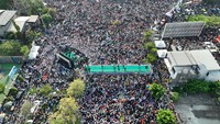 Dalam sambutannya, Cak Imin mengatakan dirinya bersama Anies akan bekerja keras untuk memajukan Indonesia. Mereka, kata dia, akan bekerja mementingkan urusan bangsa.Lebih lanjut, Cak Imin mengatakan bahwa masyarakat yang hadir dalam acara tersebut mencapai 1,2 juta orang. Ucapan Cak Imin itu pun disambut tepuk tangan masyarakat yang hadir. (Dok istimewa).