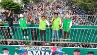 Pantauan detikcom, Minggu (15/10/2023), di Jalan Pahlawan Sidoarjo, Jawa Timur, Cak Imin lebih dulu datang di panggung acara. Kedatangan Cak Imin disambut warga yang datang dengan meminta berjabat tangan dan meminta foto.Sementara itu, Anies Baswedan datang menyusul kemudian. Kedatangan Anies juga disambut antusias oleh para warga yang hadir. (Dok. Istimewa)