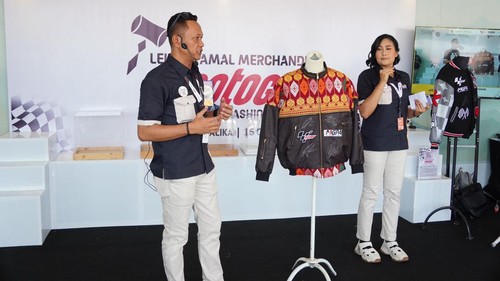 Lelang merchandise MotoGP Mandalika 2023 di Sirkuit Mandalika, Lombok Tengah, NTB, Minggu (15/10/2023).
