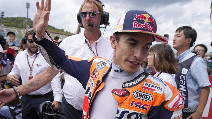 Spanish rider Marc Marquez waves to fans after the MotoGP qualification session for Sundays Japanese Motorcycle Grand Prix at the Twin Ring Motegi circuit in Motegi, north of Tokyo Saturday Sept. 30, 2023. Honda’s MotoGP team says that former world champion Marc Márquez will be leaving the team at the end of the season. That will conclude a highly successful 11-year-stint during which the Spaniards won six MotoGP championships. (AP Photo/Shuji Kajiyama)