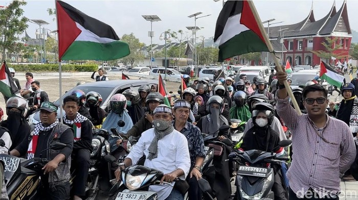 Massa dari Forum Masyarakat Minang (FMM) menggelar aksi bela Palestina di Kota Padang. (Jeka Kampai/detikSumut)