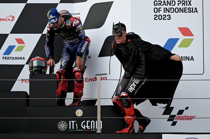 Second-placed Aprilia racings Spanish rider Maverick Vinales (R) and third-placed Monster Energy Yamaha MotoGPs French rider Fabio Quartararo celebrate during the podium ceremony after competing in the Indonesian Grand Prix MotoGP at the Mandalika International Circuit in Kuta Mandalika, Central Lombok on October 15, 2023. (Photo by SONNY TUMBELAKA / AFP)