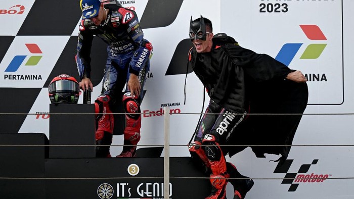 Second-placed Aprilia racings Spanish rider Maverick Vinales (R) and third-placed Monster Energy Yamaha MotoGPs French rider Fabio Quartararo celebrate during the podium ceremony after competing in the Indonesian Grand Prix MotoGP at the Mandalika International Circuit in Kuta Mandalika, Central Lombok on October 15, 2023. (Photo by SONNY TUMBELAKA / AFP)