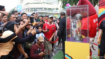 Mejeng di CFD, Trophy Piala Dunia U-17 Ramai Diburu Warga
