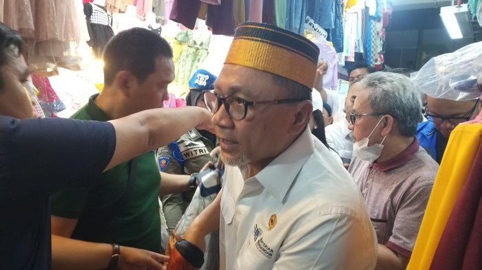 Mendag Zulkifli Hasan Zulhas meninjau New Makassar Mall di Kota Makassar, Sulawesi Selatan.