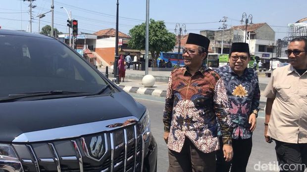 Menko Polhukam Mahfud Md saat tiba di Masjid Jamik Lasem, Minggu (15/10/2023).