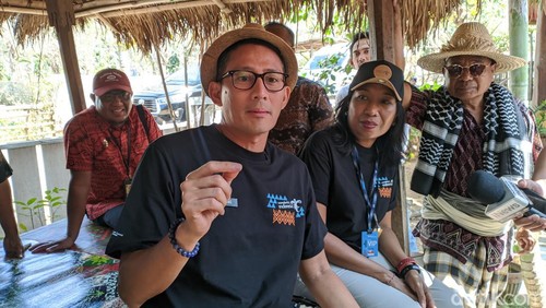 Menteri Pariwisata dan Ekonomi Kreatif di Mandalika Sandiaga Salahuddin Uno, Minggu (15/10/2023). Foto: (Ahmad Viqi/detikBali).