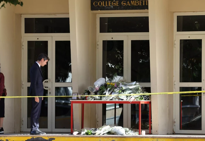 Menteri Pendidikan Prancis, Gabriel Attal, mengunjungi sekolah tempat penusukan guru terjadi. (Dennis Charlet/AFP)