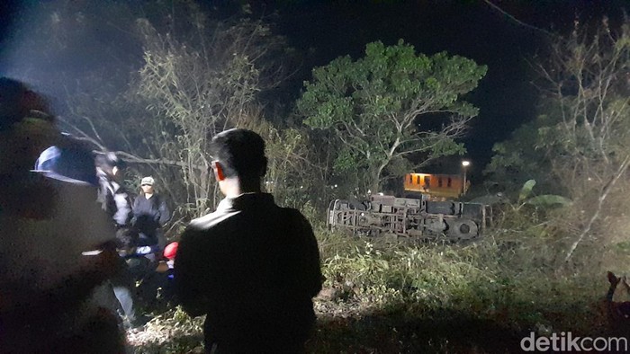 Mobil Damkar Sumedang terguling.