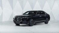 Saat ini belum banyak mobil listrik yang bisa memenuhi spesifikasi sebagai mobil kepresidenan yang antipeluru. Tapi, BMW sudah merilis mobil listrik BMW i7 antipeluru. Mobil ini cocok buat mobil dinas presiden di IKN. Foto: Dok. Press BMW Group
