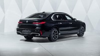 BMW i7 Protection dengan kemampuan antipeluru baru diluncurkan Agustus lalu secara global. Mobil ini menawarkan perlindungan khusus dari serangan senjata api atau bahan peledak.  Foto: Dok. Press BMW Group
