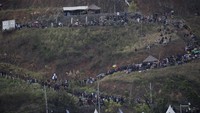 Lalu, ada sejumlah warga yang memadati bukit di dekat sirkuit Mandalika untuk menyaksikan langsung adu balap dari para rider MotoGP.