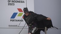 Pebalap Aprilia Racing Maverick Vinales mengenakan kostum Batman saat berada di podium.