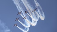 Gelaran MotoGP Mandalika 2023 juga diramaikan dengan aksi manuver dari Jupiter Aerobatic Team (JAT) TNI AU. Keren banget!
