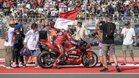 Seorang marshal terlihat mengibarkan Bendera Merah Putih usai pebalap Ducati Lenovo Team Francesco Bagnaia juara.