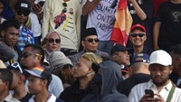 Bakal calon presiden (Bacapres) PDI Perjuangan Ganjar Pranowo terlihat sangat semringah saat menyaksikan MotoGP Mandalika 2023 dari tribun penonton. Tak sendiri, Ganjar terlihat didampingi mantan Gubernur NTB Tuan Guru Bajang (TGB) Muhammad Zainul Majdi.