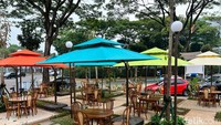 Menginjakkan kaki di halaman restoran, kamu bisa melihat area tempat makan outdoor yang nyaman dan sejuk untuk menyantap hidangan Turki. Foto: Detikcom / Atiqa Rana