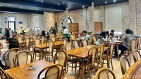 Bagian dalam restorannya pun tak kalah nyaman. Banyak tersedia kursi dan meja panjang. Cocok dijadikan tujuan makan siang bersama rombongan teman atau keluarga nih. Foto: Detikcom / Atiqa Rana