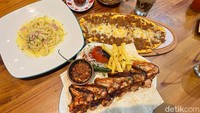 DetikFood sempat mencoba beberapa menu andalan mereka. mulai dari Chicken Wings Kebab, Pizza Turki, hingga racikan teh berempah khas Turki. Foto: Detikcom / Atiqa Rana