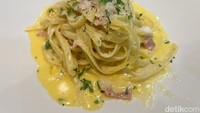Kalau mau pasta, kamu bisa mencoba Alfredo Fettucine (Rp 54.000). Seporsi pastanya punya porsi royal, sehingga bisa dinikmati 1-2 orang. Foto: Detikcom / Atiqa Rana