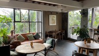 Numan Cafe pun memiliki daya tarik tersendiri bagi traveler pecinta seni. Traveler dengan mudah menemukan beberapa sentuhan karya seni yang terpajang estetik di setiap sudut bangunan Numan Cafe. (Ni Made Nami Krisnayanti/detikTravel)