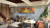 Numan Cafe memiliki tiga lantai dengan desain yang unik. Tentunya setiap lantai masih menggunakan konsep yang sama yaitu art. Tak hanya estetik, Numan Cafe juga tetap menonjolkan kenyamanan dengan kesan yang homey. (Ni Made Nami Krisnayanti/detikTravel)