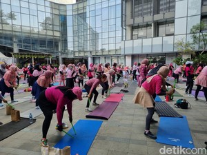 Peringati Hari Kanker Payudara, Perempuan di Surabaya Olahraga Pound Fit