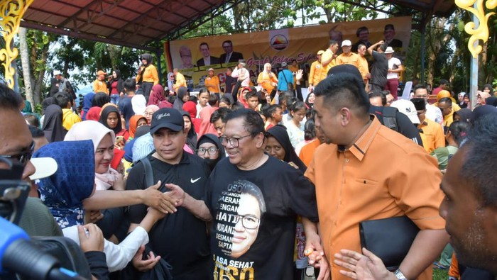 Oso saat jalan sehat bersama warga Tanjungpinang, Kepri. (Alamudin Hamapu/detikSumut)